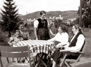 Großmutter Luise Ketterer mit Gästen